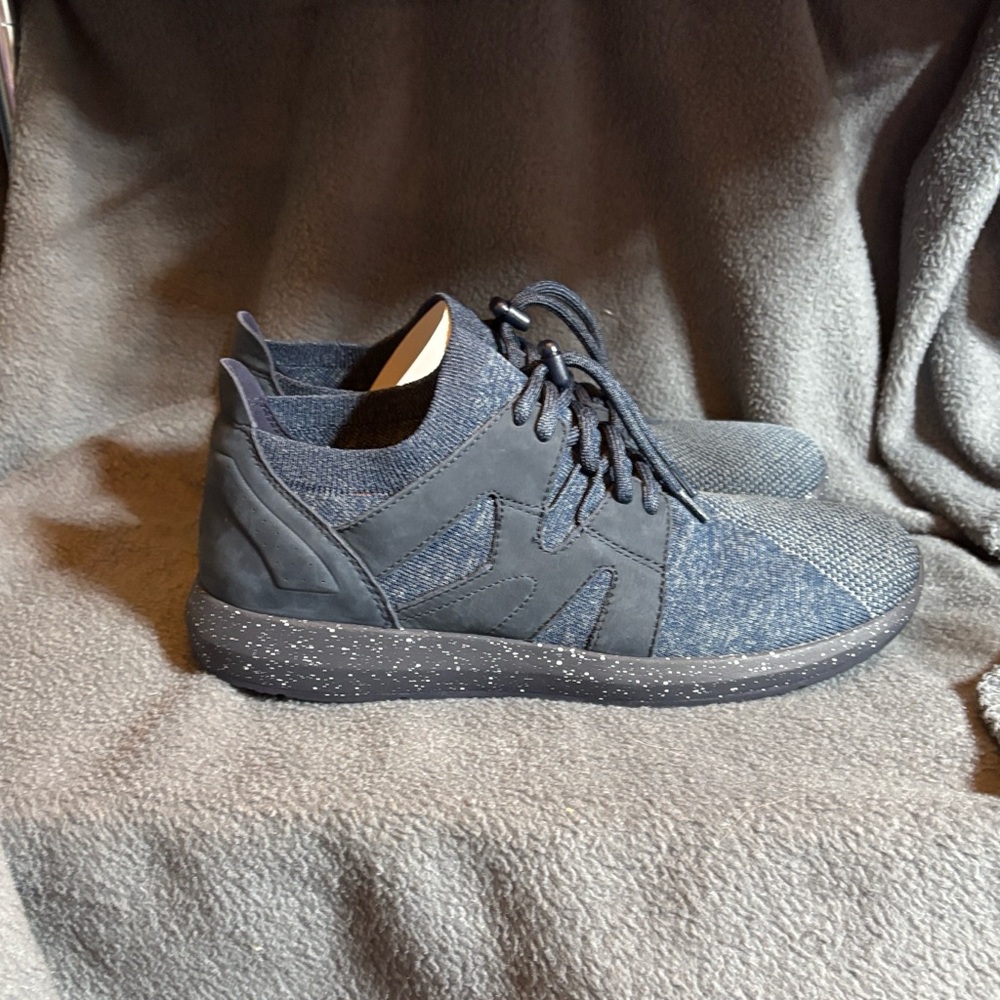 Earth Women's Charcoal Sneakers - Picture 6 of 7